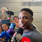 Luis Sinisterra desembarca em Belo Horizonte para assinar com Cruzeiro