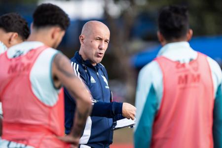 Leonardo Jardim, técnico do Cruzeiro, durante treino na Toca da Raposa II