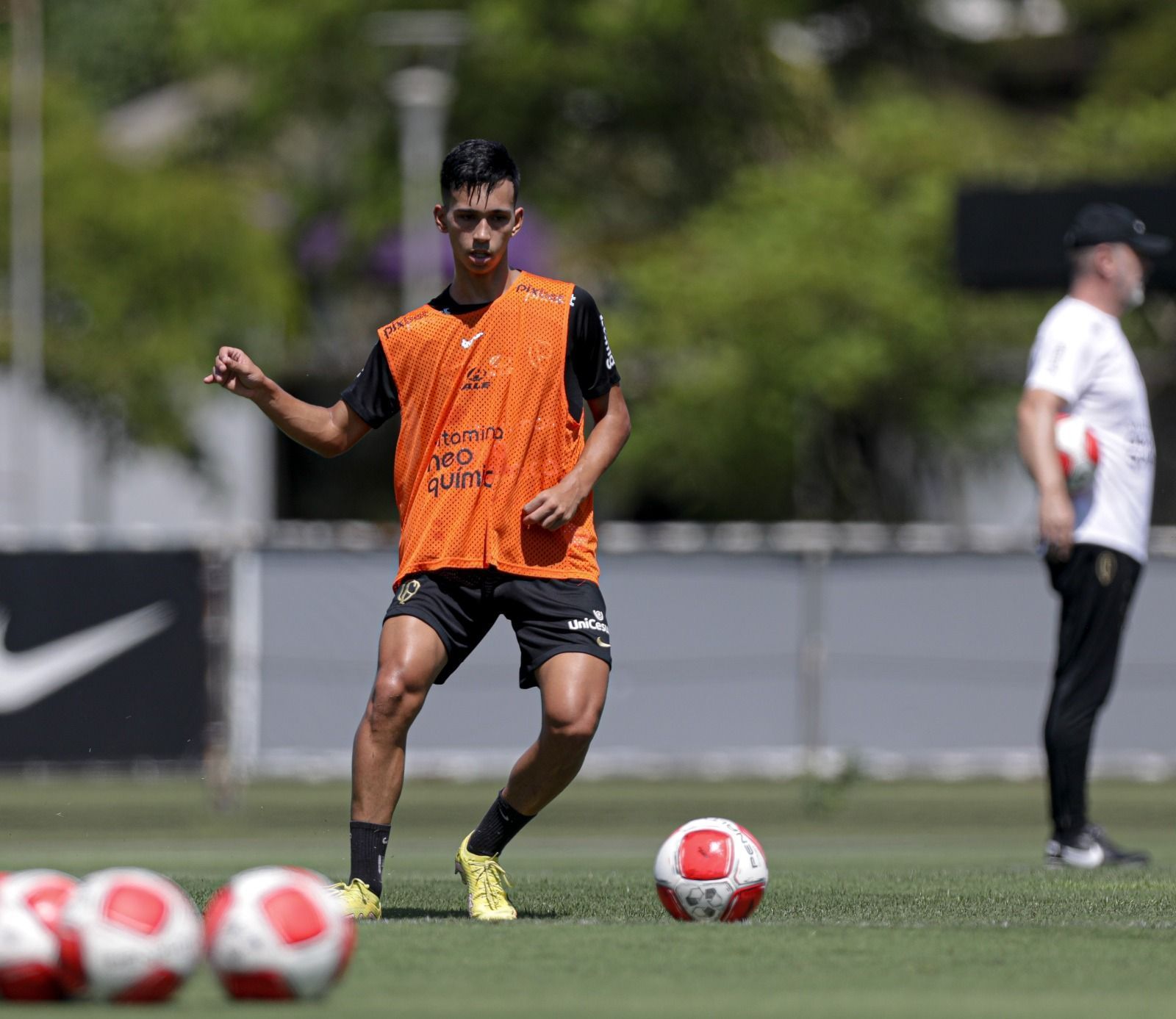 Corinthians acerta renovação com lateral-direito da base; veja detalhes