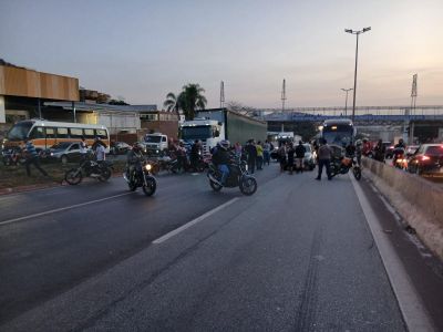 No local do acidente, o trânsito chegou a ser totalmente interditado na pista sentido Vitória