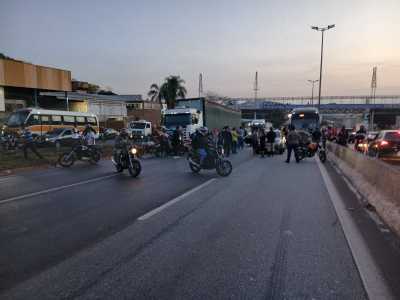 No local do acidente, o trânsito chegou a ser totalmente interditado na pista sentido Vitória