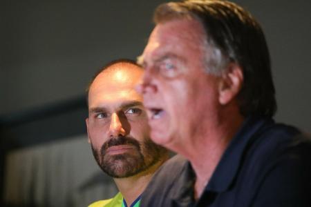 Eduardo Bolsonaro e Jair Bolsonaro brigam em mensagens divulgadas pela PF