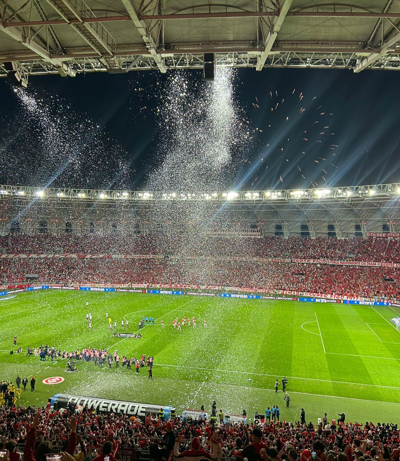 Inter x Flamengo: 'chuva' de papel picado era para festa de vaga do Colorado
