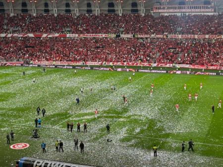 Gramado do Beira-Rio fica lotado por conta da "chuva" de papel picado antes de Internacional x Flamengo