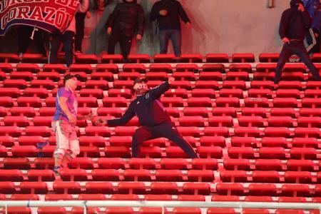 Momento em que o torcedor da Universidad de Chile joga bomba na torcida do Independiente