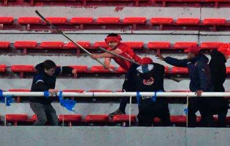Cenas de terror nesta quarta-feira (20), no jogo entre Independiente e Universidad de Chile