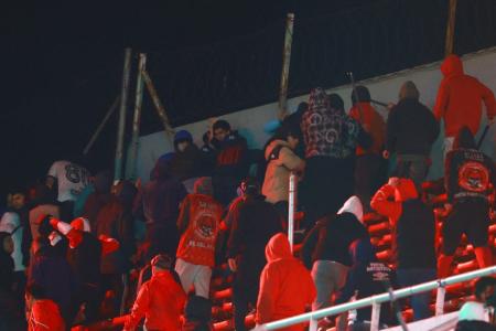 Confusão entre torcedores de Independiente e Universidad de Chile, pela Copa Sul-Americana