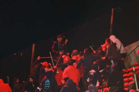 Confusão no Estádio Libertadores de América deixou cerca de 90 feridos em duelo entre Independiente e Universidad de Chile
