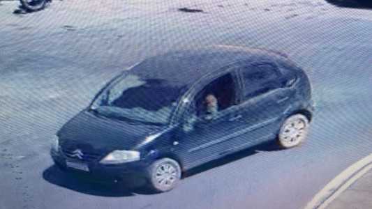 Imagens de um fugitivo em um Citroën C3 preto