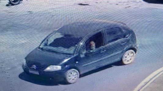 Imagens de um fugitivo em um Citroën C3 preto