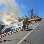 Motorista morre carbonizado após carreta tombar e pegar fogo na BR-251, em Salinas