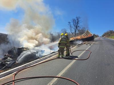 Corpo de Bombeiros Militar de Minas Gerais em combate a incêndio em BR