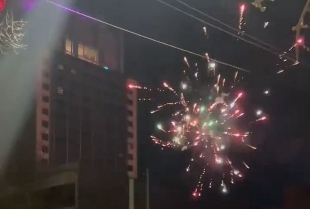Torcedores do Godoy Cruz promovem foguetório na porta de hotel do Atlético
