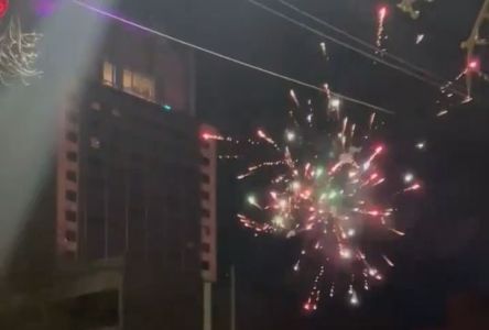 Torcedores do Godoy Cruz promovem foguetório na porta de hotel do Atlético
