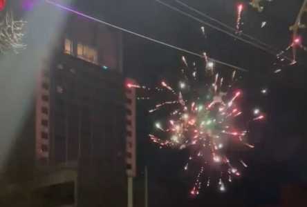 Torcedores do Godoy Cruz promovem foguetório na porta de hotel do Atlético