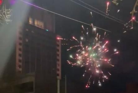 Torcedores do Godoy Cruz promovem foguetório na porta de hotel do Atlético