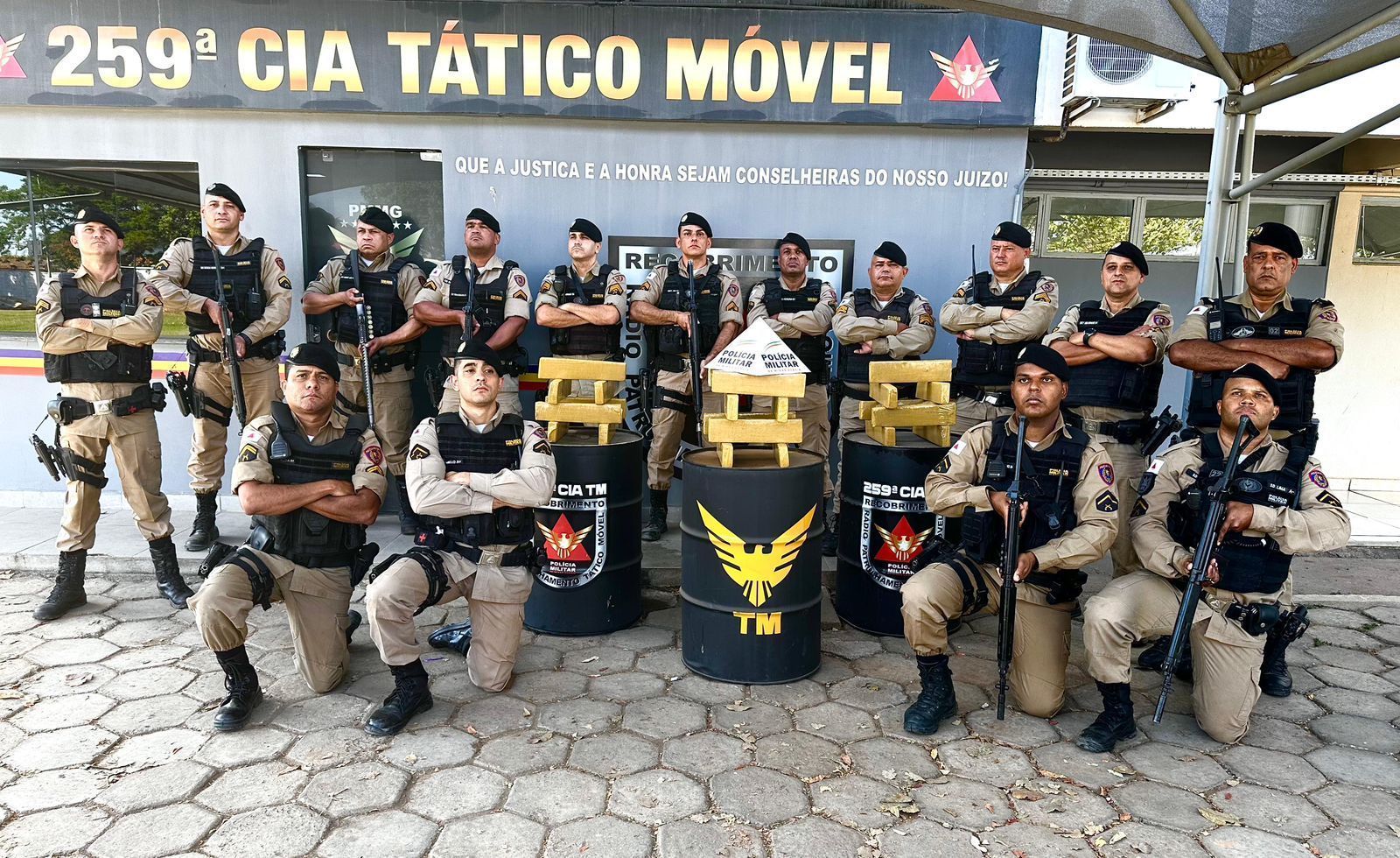 Mulher é presa com 22 barras de maconha escondidas em associação comunitária em Pirapora