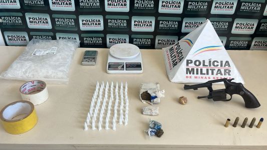 foram apreendidos um revólver calibre .38, quatro munições, uma cápsula de munição, o veículo usado na fuga, 82 pinos de cocaína, dois tabletes e duas buchas de maconha e uma pedra de crack.