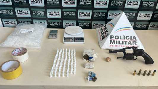 foram apreendidos um revólver calibre .38, quatro munições, uma cápsula de munição, o veículo usado na fuga, 82 pinos de cocaína, dois tabletes e duas buchas de maconha e uma pedra de crack.
