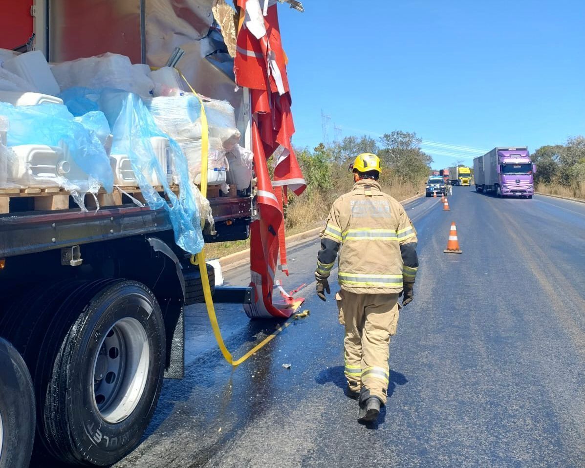 Carretas-baú colidem na BR-251 em Francisco Sá e deixam trânsito parcialmente interditado