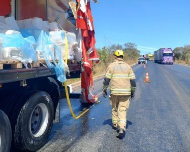 Colisão entre duas carretas na BR-251 deixou o trânsito parcialmente interditado em Francisco Sá.