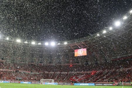 Inter x Flamengo estava previsto para 21h30, mas começou 21h50 por conta da 'chuva' de papel picado