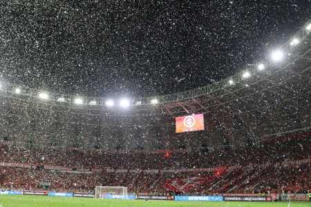 Inter x Flamengo estava previsto para 21h30, mas começou 21h50 por conta da 'chuva' de papel picado
