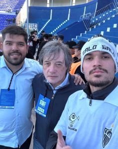 Alejandro Chapini, presidente do Godoy Cruz, com torcedor do Atlético