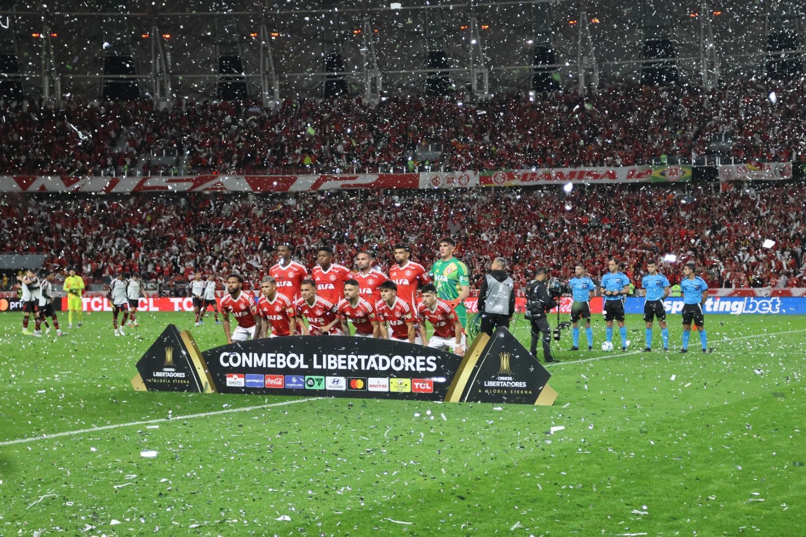 Internacional publica nota sobre 'chuva' de papel picado contra Flamengo
