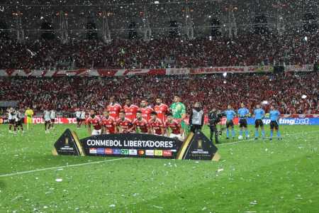 Inter x Flamengo estava previsto para 21h30, mas começou 21h50 por conta da ‘chuva’ de papel picado