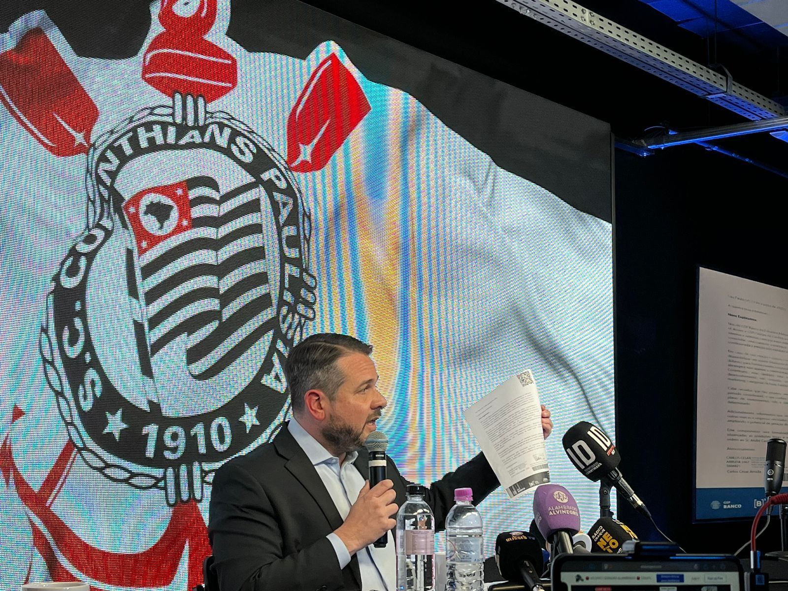 Eleição no Corinthians: candidato revela banco que promete investimento de até US$ 1 bilhão