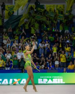 Bárbara Domingos após apresentação no Mundial de Ginástica Rítimica no Rio de Janeiro