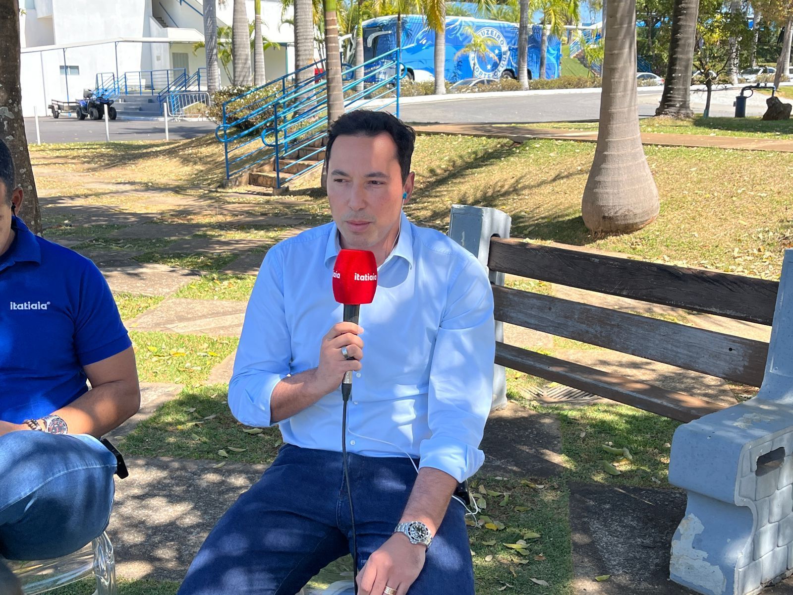 Dirigente do Cruzeiro revela negociações avançadas com volante que estava na Europa