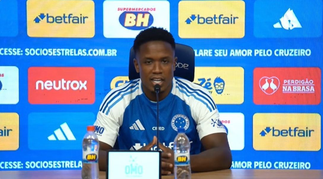 Apresentado, Sinisterra fala em 'fazer grandes coisas' no Cruzeiro e cita Copa do Mundo