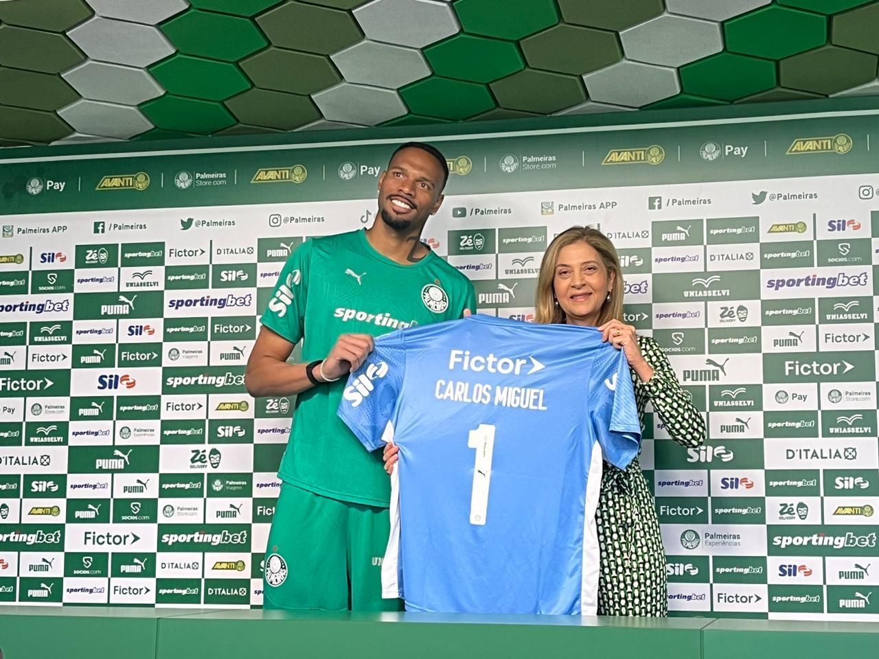 Indireta ao Corinthians? Com Carlos Miguel, Leila reafirma que Palmeiras 'honra compromissos'