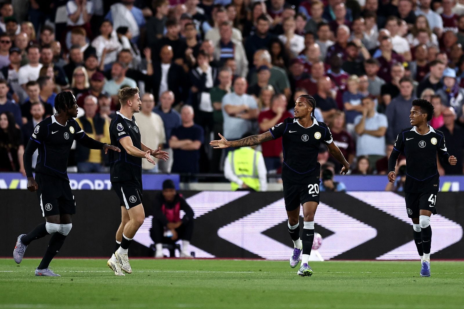 Paquetá marca golaço, mas Chelsea goleia West Ham com brilhos de João Pedro e Estêvão