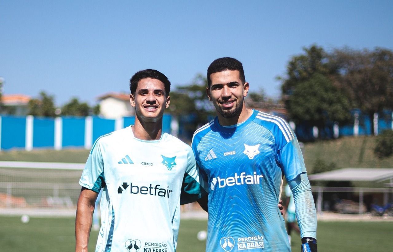 Cruzeiro renova contratos de volante e goleiro; saiba detalhes