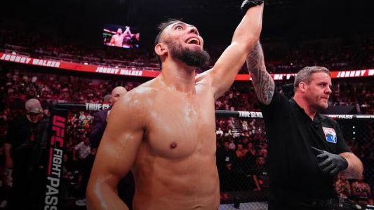 Johnny Walker venceu Zhang Mingyang no segundo round neste sábado (23)