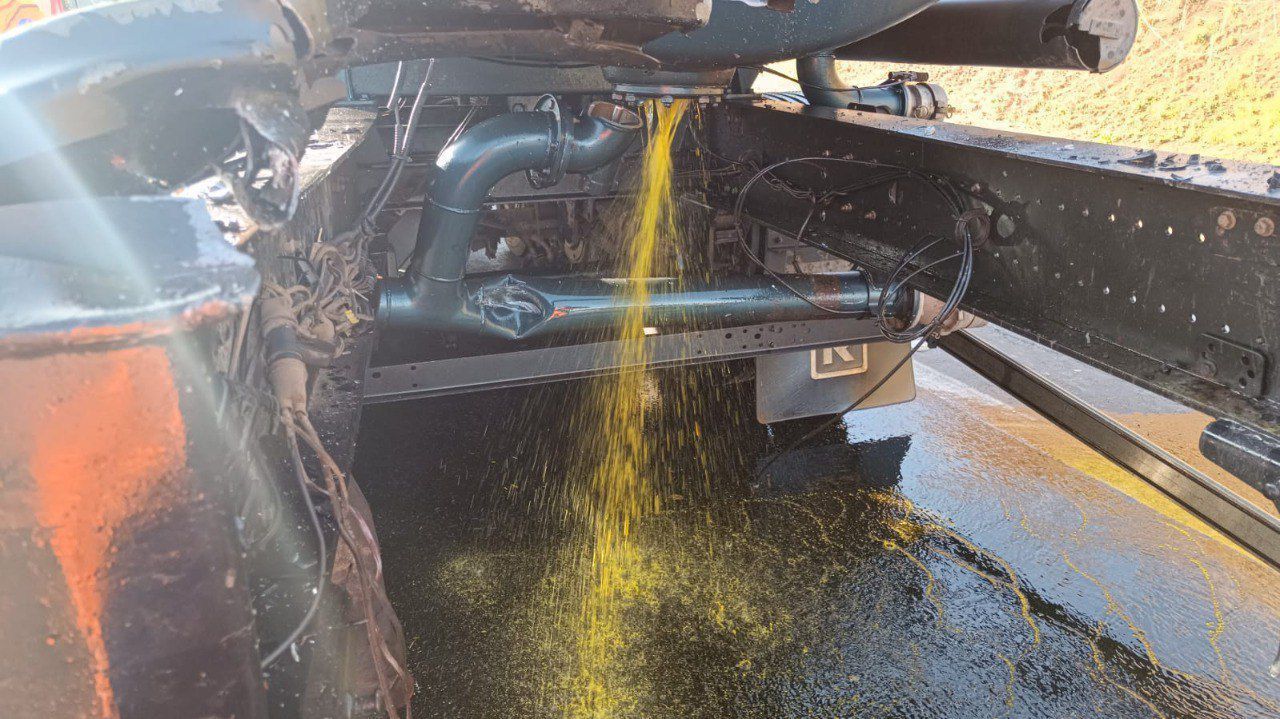 Acidente entre caminhão-tanque e caminhonete gera vazamento de biodiesel na BR-262, em Juatuba