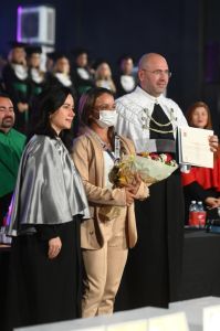 A mulher, vítima de uma agressão brutal no final de julho, recebeu das mãos do reitor André Lemos a medalha Maurício de Nassau, honraria máxima da instituição.