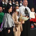 Mulher espancada com 61 socos em elevador recebe homenagem durante formatura em Natal; veja vídeo