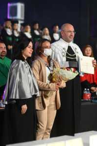 A mulher, vítima de uma agressão brutal no final de julho, recebeu das mãos do reitor André Lemos a medalha Maurício de Nassau, honraria máxima da instituição.
