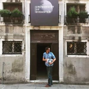 Diego Borella, diretor assistente da série da Netflix Emily em Paris