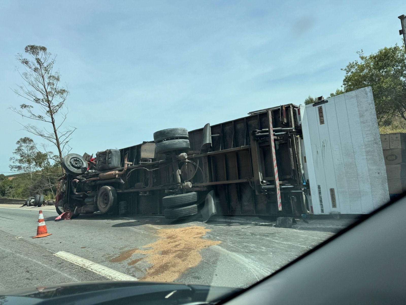 Caminhão de alimentos tomba na Fernão Dias e causa congestionamento de 10 km