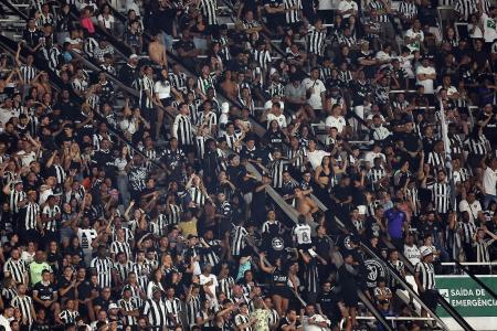 Torcida do Botafogo esgotou ingressos para o jogo de ida contra o Vasco pelas quartas de final da Copa do Brasil, em São Januário