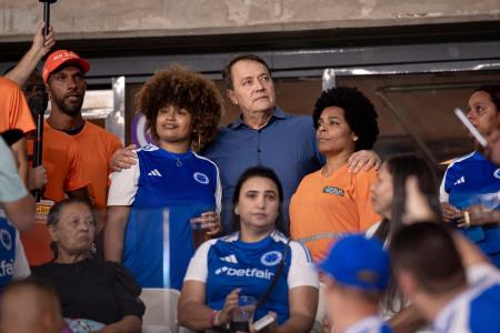 Pedro Lourenço (centro) ao lado de Nikole (esq) e Liliane, filha e companheira do gari Laudemir, respectivamente