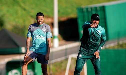 Carpini (à direita) comanda equipe do Juventude contra o Botafogo