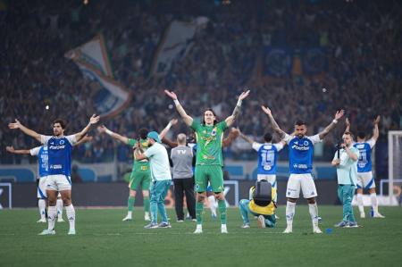 Matheus Henrique (dir) durante comemoração do Cruzeiro após vitória sobre o Inter