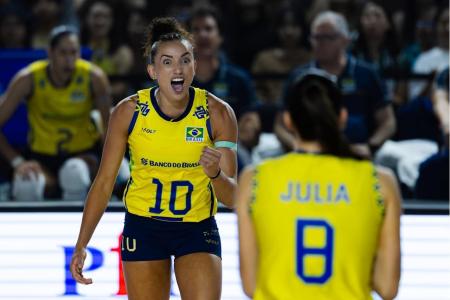 Em duelo emocionante, Brasil vira sobre a França pelo Mundial Feminino de Vôlei