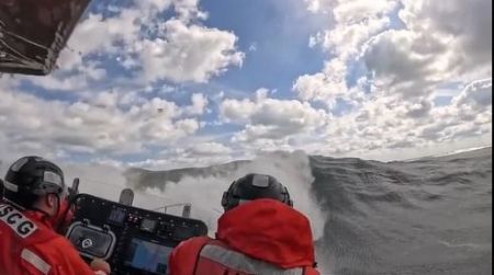 Momentos antes das ondas atingirem o bote da Guarda Costeira